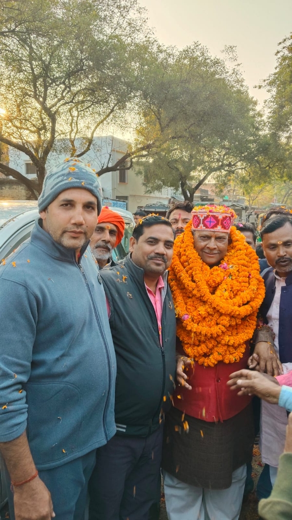 विकासखंड पहाड़ी आगमन पर सोहनलाल श्रीमाली का स्वागत करते लोग। विकासखंड पहाड़ी आगमन पर सोहनलाल श्रीमाली का स्वागत करते लोग।