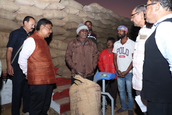 सहकारिता मंत्री केदार कश्यप कृषि साख सहकारी समिति खुटेरी का अवलोकन करते हुए सहकारिता मंत्री केदार कश्यप कृषि साख सहकारी समिति खुटेरी का अवलोकन करते हुए