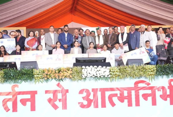 मेधावी छात्रों को पुरस्कृत करते हुए मुख्यमंत्री। मेधावी छात्रों को पुरस्कृत करते हुए मुख्यमंत्री।