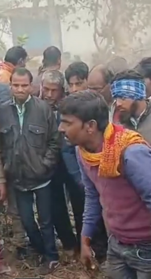 शव के आसपास मौजूद ग्रामीण