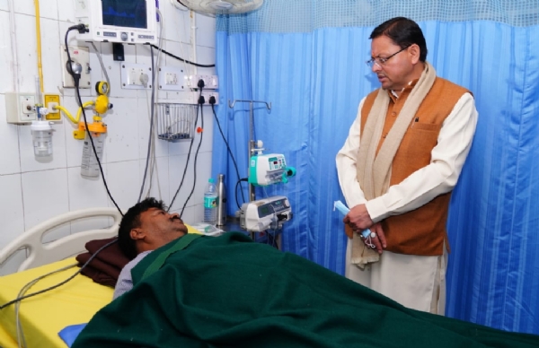 मुख्यमंत्री अस्पताल में भर्ती प्रेस क्लब के अध्यक्ष उपेंद्र कंडारी से भेंट करते ।