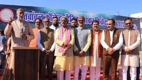 मंत्री पटेल ने खिलाड़ियों को पुरस्कृत किया मंत्री पटेल ने खिलाड़ियों को पुरस्कृत किया