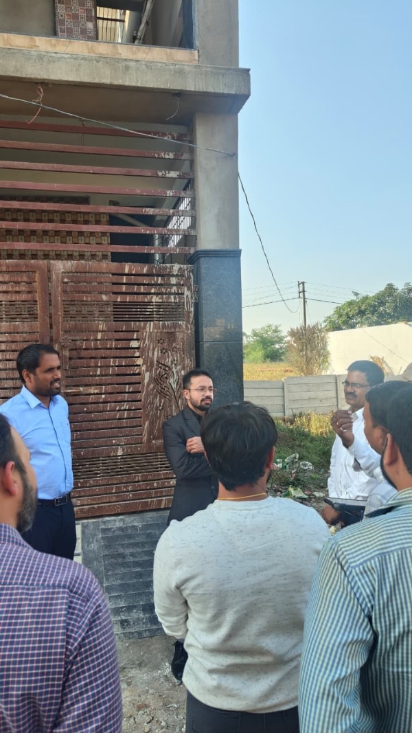 निरीक्षण करते हुए अधिकारियों की टीम। निरीक्षण करते हुए अधिकारियों की टीम।