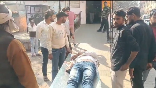 जिला अस्पताल में स्ट्रेचर पर पड़ा युवक