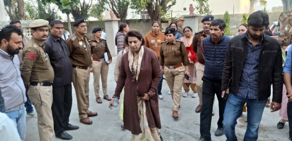 कागसर के नर्सिंग कॉलेज पहुंची महिला आयोग चेयरपर्सन रेनू भाटिया। कागसर के नर्सिंग कॉलेज पहुंची महिला आयोग चेयरपर्सन रेनू भाटिया।