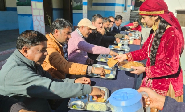 स्कूली छात्राएं गढ़ भोज परोसते हुए स्कूली छात्राएं गढ़ भोज परोसते हुए