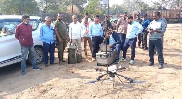 ड्रोन के जरिए इलाके का मापी करने की तैयारी करते रांची से आए सीएमपीडीआई के अधिकारी ड्रोन के जरिए इलाके का मापी करने की तैयारी करते रांची से आए सीएमपीडीआई के अधिकारी