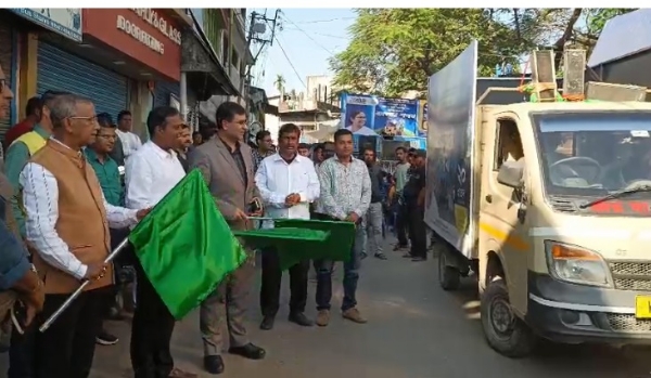 डीएम, सिलीगुड़ी के मेयर और सिलीगुड़ी महकमा परिषद के सभाधिपति ज़िले के कार्यों की टेबलो का फ्लैग-ऑफ करते हुए