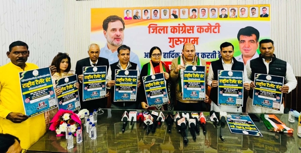 कांग्रेस के नेशनल टैलेंट हंट प्रतिभा खोज को लेकर पत्रकार वार्ता में पंपलेट जारी करते पांच जिलों के संयोजक केवल ढींगरा, (एआईसीसी) से पैनलिस्ट की नोडल कॉर्डिनेटर चयनिका उनियाल, साथ में जिला शहरी अध्यक्ष पंकज डावर, ग्रामीण अध्यक्ष वर्धन यादव।