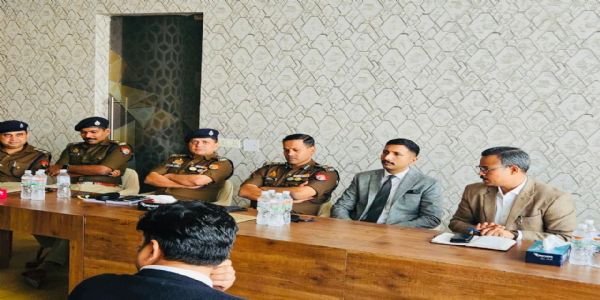 लखनऊ के डीएम विशाख जी बैठक में अधिकारियों को निर्देश देते हुए लखनऊ के डीएम विशाख जी बैठक में अधिकारियों को निर्देश देते हुए