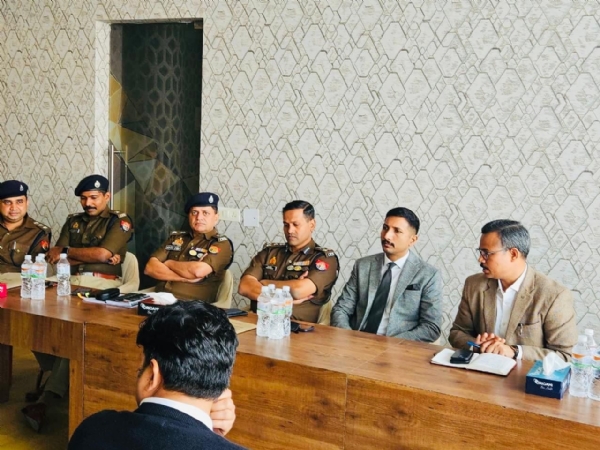 लखनऊ के डीएम विशाख जी बैठक में अधिकारियों को निर्देश देते हुए लखनऊ के डीएम विशाख जी बैठक में अधिकारियों को निर्देश देते हुए