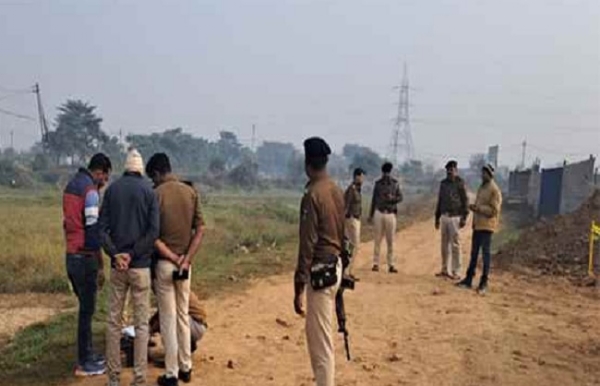पटना में मुठभेड़ स्थल पर पुलिस बल खोजबीने करते हुए