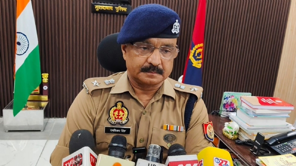 थाना मूंढ़ापांडे क्षेत्र में गोकशी आरोपित से हुई मुठभेड़ की जानकारी देते पुलिस अधीक्षक नगर कुमार रणविजय सिंह। थाना मूंढ़ापांडे क्षेत्र में गोकशी आरोपित से हुई मुठभेड़ की जानकारी देते पुलिस अधीक्षक नगर कुमार रणविजय सिंह।