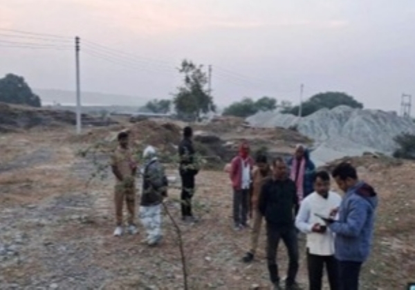 300 मीटर की प्रतिबंधित दूरी की निशानदेही करता खनन विभाग। 300 मीटर की प्रतिबंधित दूरी की निशानदेही करता खनन विभाग।