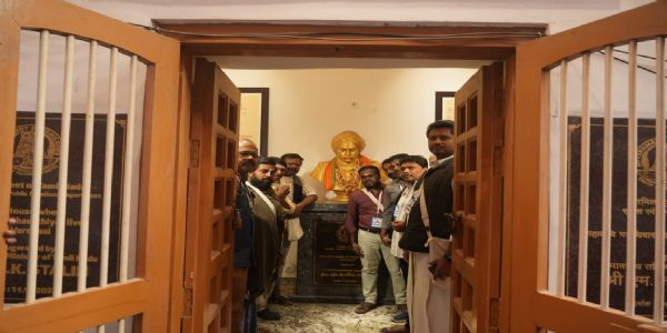 सुब्रमण्यम भारती के प्रतिमा के पास तमिल पेशेवरों का दल सुब्रमण्यम भारती के प्रतिमा के पास तमिल पेशेवरों का दल