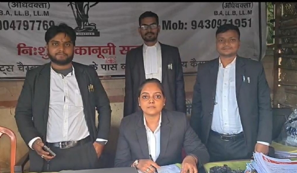 जानकारी देती अधिवक्ता जानकारी देती अधिवक्ता