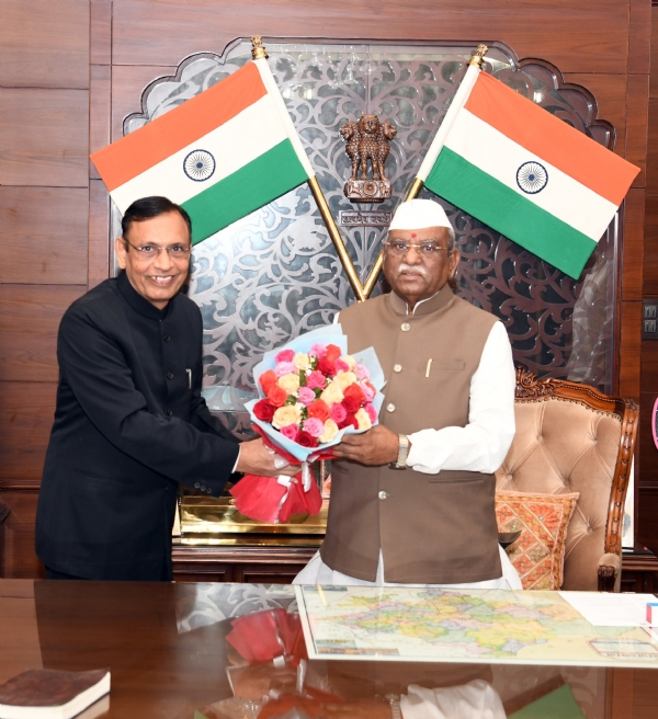 राज्य सूचना आयुक्त सुनील शर्मा ने की राज्यपाल से मुलाकात