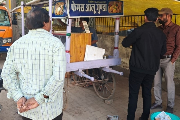 स्ट्रीट फूड वेंडर्स के खाद्य पदार्थाें की जांच करते हुए अधिकारी। स्ट्रीट फूड वेंडर्स के खाद्य पदार्थाें की जांच करते हुए अधिकारी।