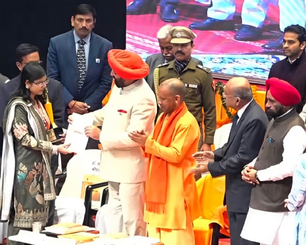 विजेता समृधि तिवारी को पुरस्कृत करते सीएम योगी आदित्यनाथ व अन्य विजेता समृधि तिवारी को पुरस्कृत करते सीएम योगी आदित्यनाथ व अन्य
