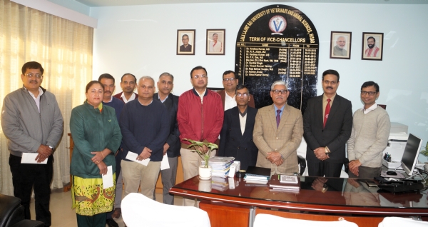 नए विभागाध्यक्षों के साथ कुलपति प्रो. विनोद कुमार वर्मा। नए विभागाध्यक्षों के साथ कुलपति प्रो. विनोद कुमार वर्मा।