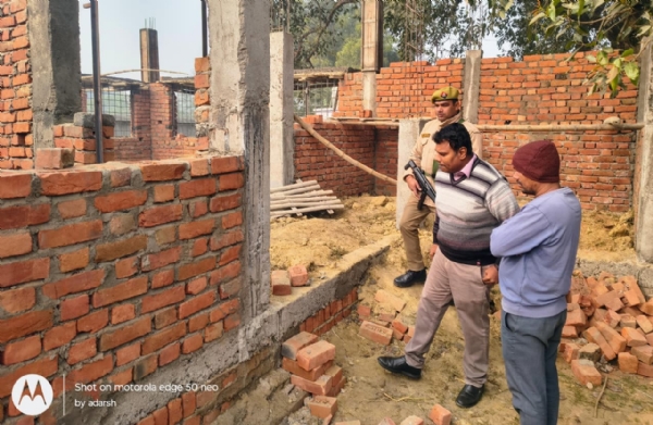 हो रहे निर्माण कार्य में ईंटों की गुणवत्ता देखते डीएम हो रहे निर्माण कार्य में ईंटों की गुणवत्ता देखते डीएम
