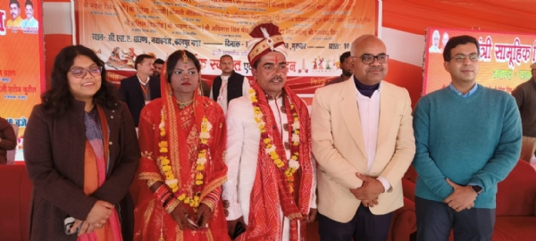 नव दंपति को आशीर्वाद देते प्रशासनिक अधिकारी नव दंपति को आशीर्वाद देते प्रशासनिक अधिकारी