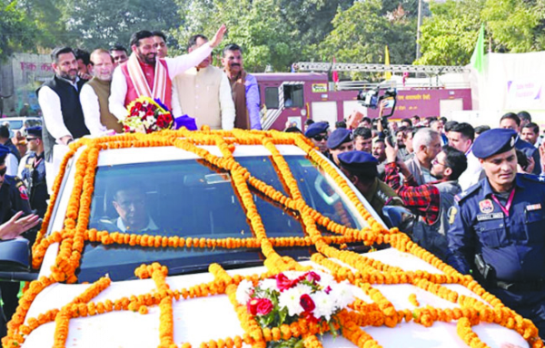 सोनीपत: मुख्यमंत्री, मंत्री, प्रदेशाध्यक्ष व विधायक ने खुली जीप में लोगों का अभिवादन स्वीकार करते हुए सोनीपत: मुख्यमंत्री, मंत्री, प्रदेशाध्यक्ष व विधायक ने खुली जीप में लोगों का अभिवादन स्वीकार करते हुए