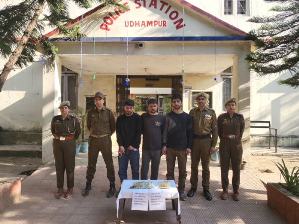 उधमपुर पुलिस ने स्नैचिंग और एटीएम धोखाधड़ी मामले का खुलासा किया उधमपुर पुलिस ने स्नैचिंग और एटीएम धोखाधड़ी मामले का खुलासा किया