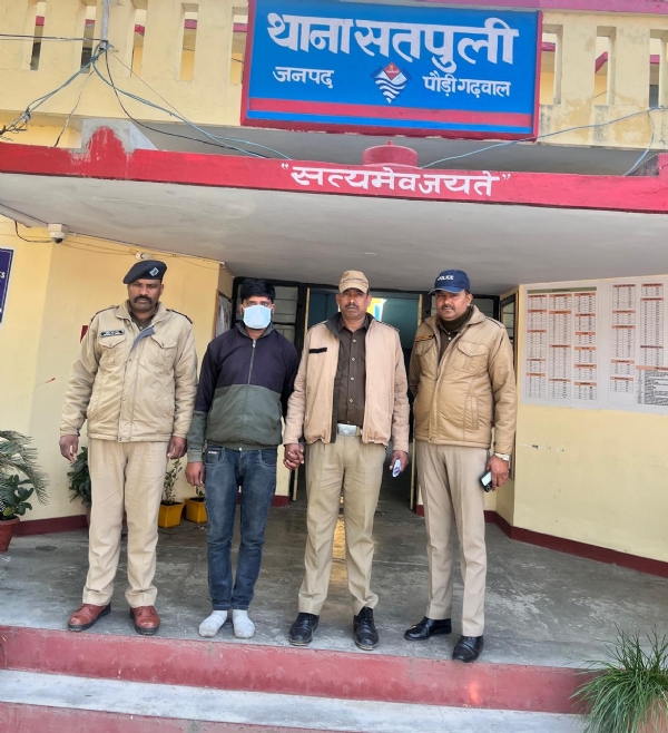 लाखों की ठगी करने वाला अभियुक्त को पुलिस ने किया गिरफ्तार लाखों की ठगी करने वाला अभियुक्त को पुलिस ने किया गिरफ्तार