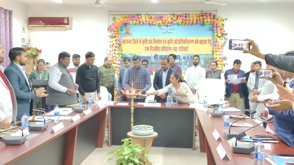 कार्यक्रम का शुभारंभ करते डीएम कार्यक्रम का शुभारंभ करते डीएम