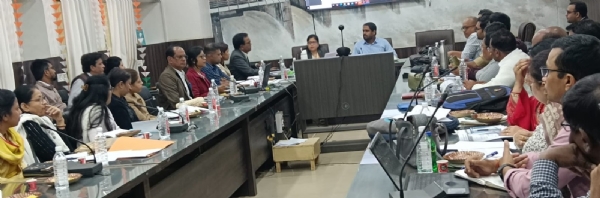 कलेक्ट्रेट के सभाकक्ष में बैठक को संबोधित करते हुए कलेक्टर अबिनाश मिश्रा। कलेक्ट्रेट के सभाकक्ष में बैठक को संबोधित करते हुए कलेक्टर अबिनाश मिश्रा।