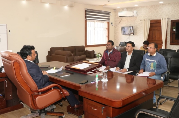 बैठक करते उपायुक्त चंदन कुमार बैठक करते उपायुक्त चंदन कुमार