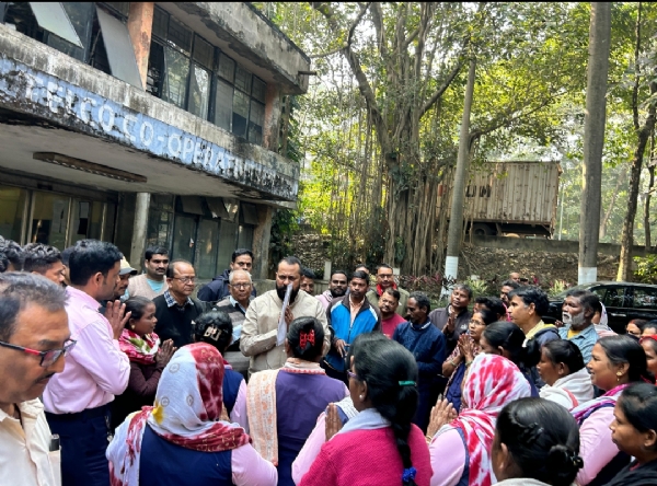 मजदूरों के साथ आंनद बिहारी दुबे मजदूरों के साथ आंनद बिहारी दुबे