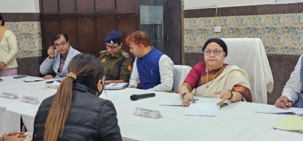 जनसुनवाई के दौरान महिला की फरियाद सुनती राष्ट्रीय महिला आयोग की सदस्य डॉ. अर्चना मजूमदार ने जनसुनवाई के दौरान महिला की फरियाद सुनती राष्ट्रीय महिला आयोग की सदस्य डॉ. अर्चना मजूमदार ने