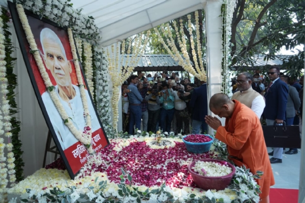 मुख्यमंत्री योगी आदित्यनाथ राज्य मंत्री गिरीश चंद्र यादव के पिता स्वर्गीय सवधू यादव जी को श्रद्धांजलि अर्पित करते हुए मुख्यमंत्री योगी आदित्यनाथ राज्य मंत्री गिरीश चंद्र यादव के पिता स्वर्गीय सवधू यादव जी को श्रद्धांजलि अर्पित करते हुए