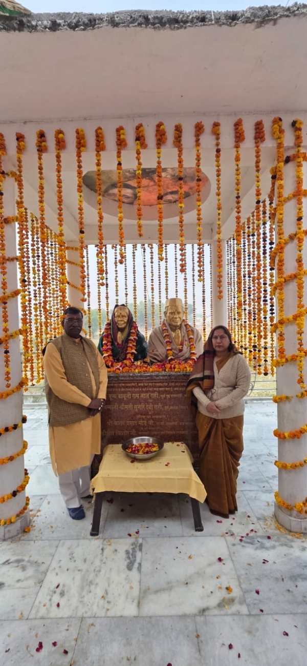 अपने परिवार के साथ कारागार राज्य मंत्री अपने परिवार के साथ कारागार राज्य मंत्री