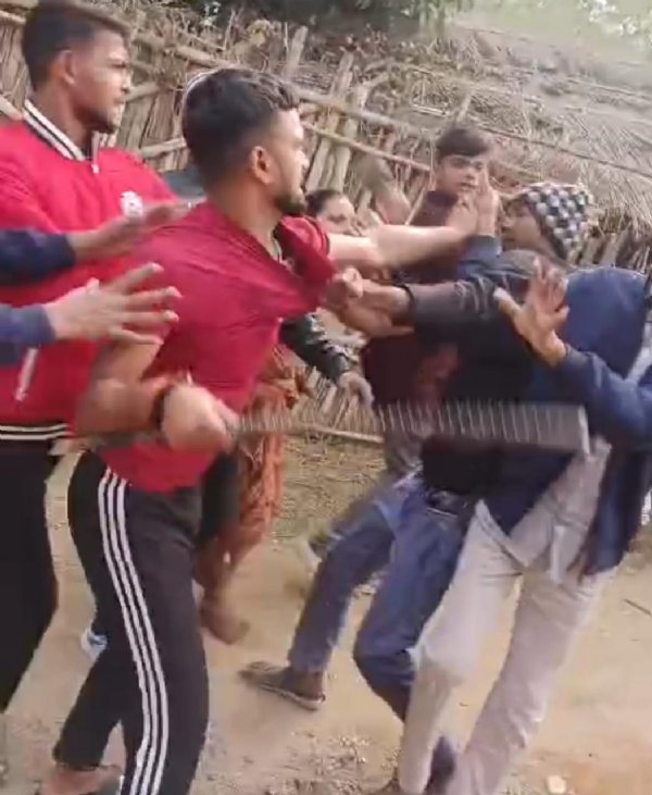 मारपीट करते लोग