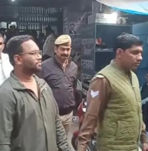 बहराइच हिंसाः दोषियों को ले जाती पुलिस बहराइच हिंसाः दोषियों को ले जाती पुलिस