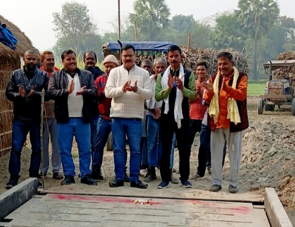 क्रय केन्द्र का उद्घाटन करते उप गन्ना प्रबंधक क्रय केन्द्र का उद्घाटन करते उप गन्ना प्रबंधक