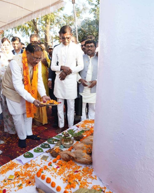 मुख्यमंत्री साय 251 कुण्डीय गायत्री महायज्ञ में शामिल हुए मुख्यमंत्री साय 251 कुण्डीय गायत्री महायज्ञ में शामिल हुए