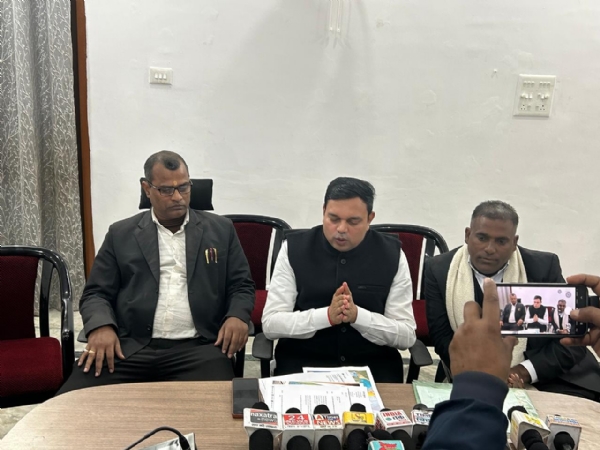 जानकारी देते डॉ नीतेश जानकारी देते डॉ नीतेश