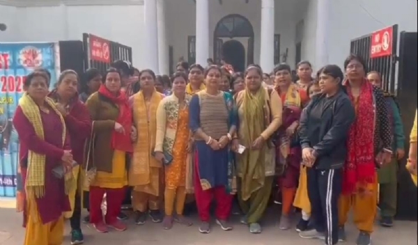 प्रदर्शन करती महिलाएं प्रदर्शन करती महिलाएं