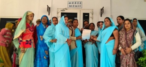 जिलाधिकारी की चौखट पर जलसहेलियां जिलाधिकारी की चौखट पर जलसहेलियां