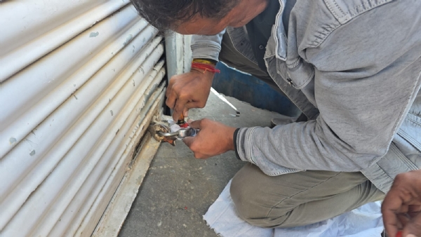 झज्जर में टैक्स न भरने के चलते एक प्रतिष्ठान को सील करते नगर परिषद के कर्मचारी। झज्जर में टैक्स न भरने के चलते एक प्रतिष्ठान को सील करते नगर परिषद के कर्मचारी।