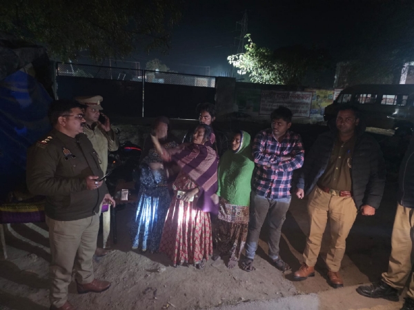 जांच करती पुलिस टीम