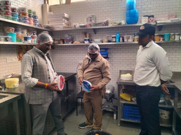 अखबार के पेपर का केक रखने में किया जा रहा था इस्तेमाल अखबार के पेपर का केक रखने में किया जा रहा था इस्तेमाल