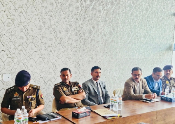 लखनऊ के डीएम विशाख जी बैठक में अधिकारियों को निर्देश देते हुए लखनऊ के डीएम विशाख जी बैठक में अधिकारियों को निर्देश देते हुए