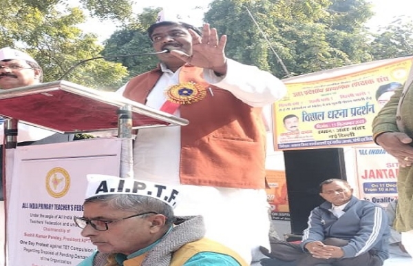 रैली को संबोधित करते संघ के राष्ट्रीय अध्यक्ष सुशील कुमार पाण्डेय रैली को संबोधित करते संघ के राष्ट्रीय अध्यक्ष सुशील कुमार पाण्डेय