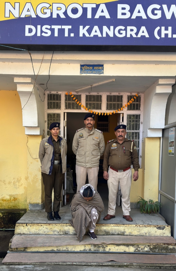 पकड़ी गई आरोपी महिला। पकड़ी गई आरोपी महिला।