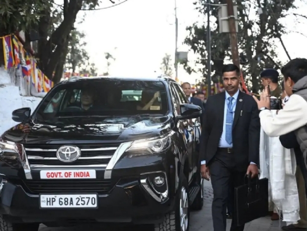 धर्मगुरु दलाई लामा गगल एयरपोर्ट के लिए जाते हुए। धर्मगुरु दलाई लामा गगल एयरपोर्ट के लिए जाते हुए।